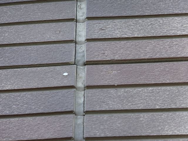 劣化して隙間ができ始めた目地シーリング